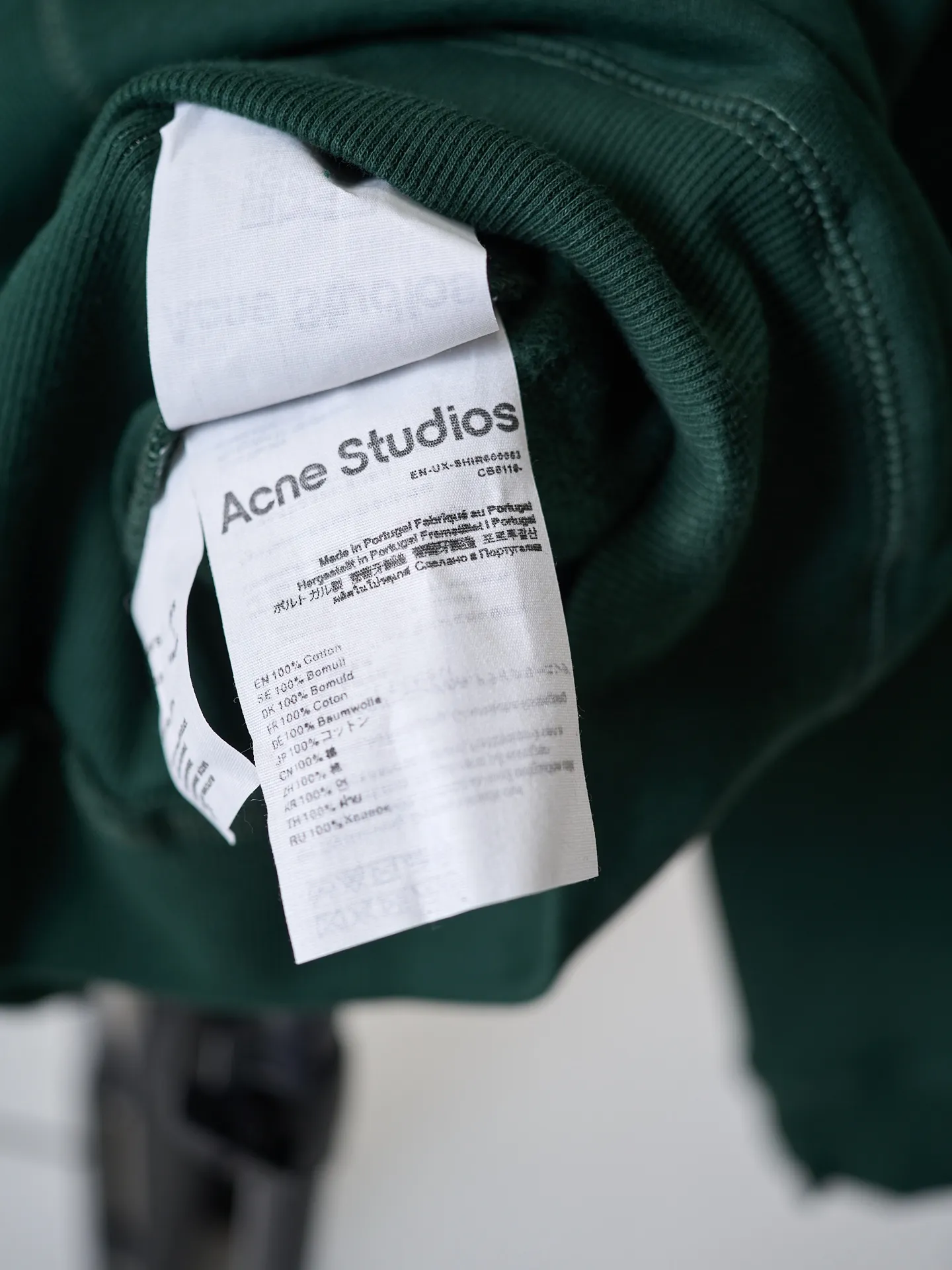 [Real auction] Acne Studios embroidered logo sweatshirt (women's style) [In Stock] S M L custom-dyed cloud-like brushed fleece cotton, smooth drape, soft and skin-friendly. Wearing a dark forest green as the base, the soft cloth texture is rich in layers, and the low-saturated green tone reveals a quiet and luxurious literary and artistic atmosphere. The iconic Acne Studios embroidered logo is embellished on the chest, simple yet recognizable. The neckline is designed with a Classic triangular panel structure and a high level of detail. The soft and slightly loose off-the-shoulder silhouette is just right to accommodate the lines of the shoulders and back. The moderate length is matched with a cuffed ribbed hem to freely modify the body shape. The ingenuity is hidden in the simple body, allowing a sense of relaxation throughout daily life. 1. Imported machine embroidery uses advanced computer control systems and precision mechanical components to precisely create the iconic Acne Studios logo embroidery, with smooth and delicate lines and a full sense of sophistication. 2. Enzyme washing treatment: The fabrics have been fermented and washed to give them a better feel and texture. They are not easy to deform, shrink or fade. They maintain long-term beauty and have a loose fit.